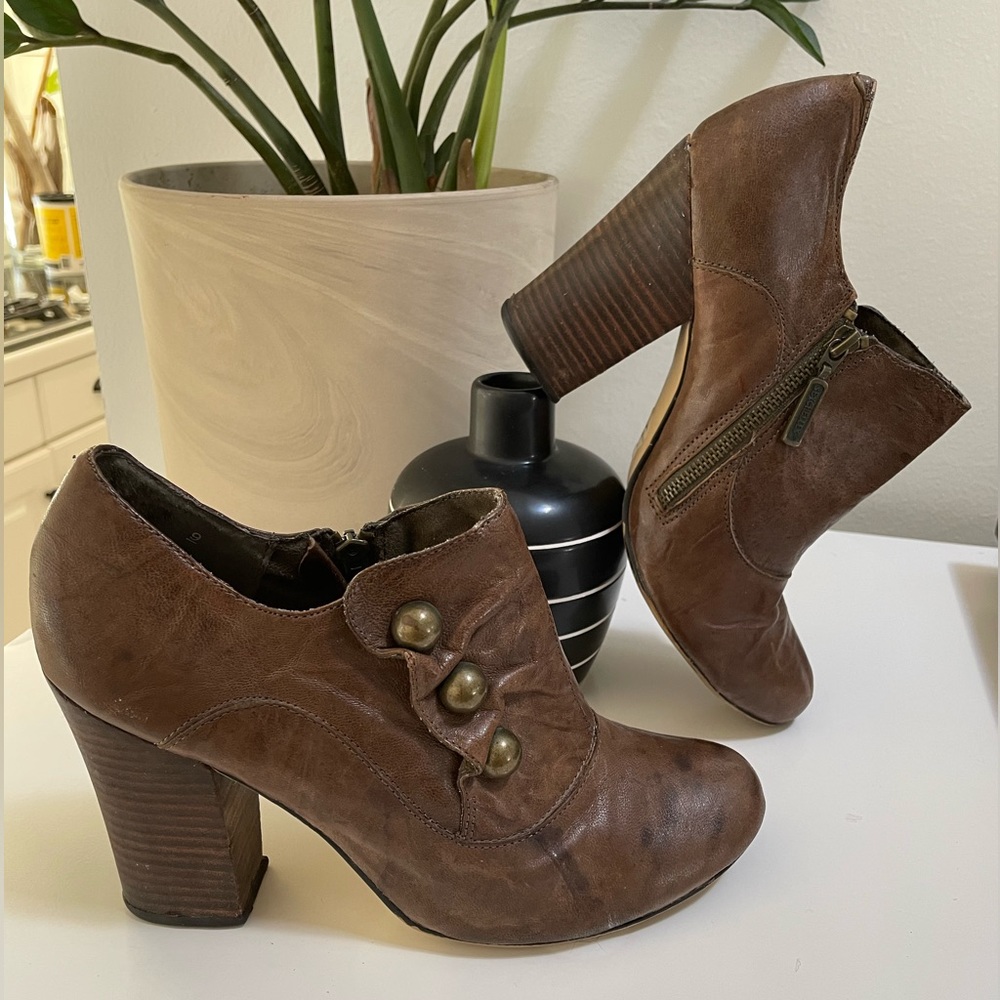 Seychelles taupe, button detail, size 9 booties